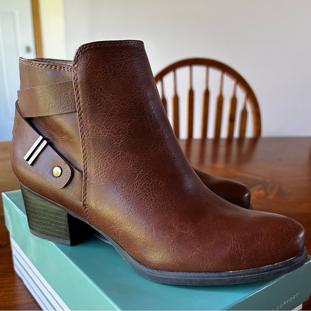 SOUL Naturalizer Brown Ankle Booties